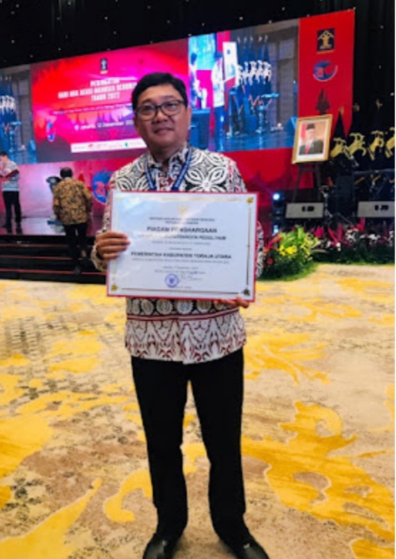 Wabup Terima Penghargaan Kabupaten Peduli HAM