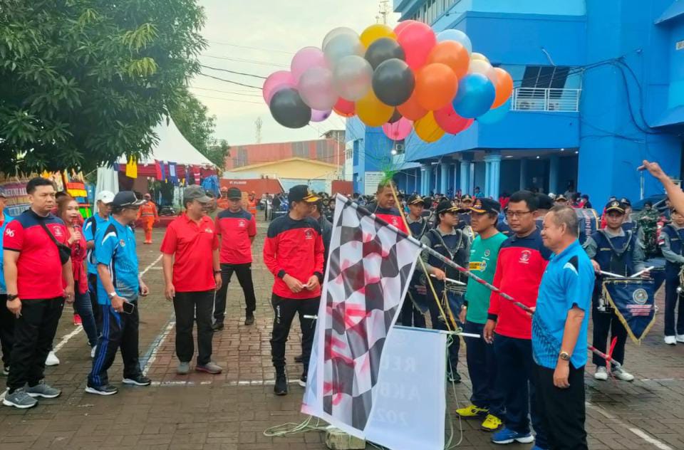 Bertabur Hadiah di Jalan Santai Reuni Akbar IKA Polimarim AMI