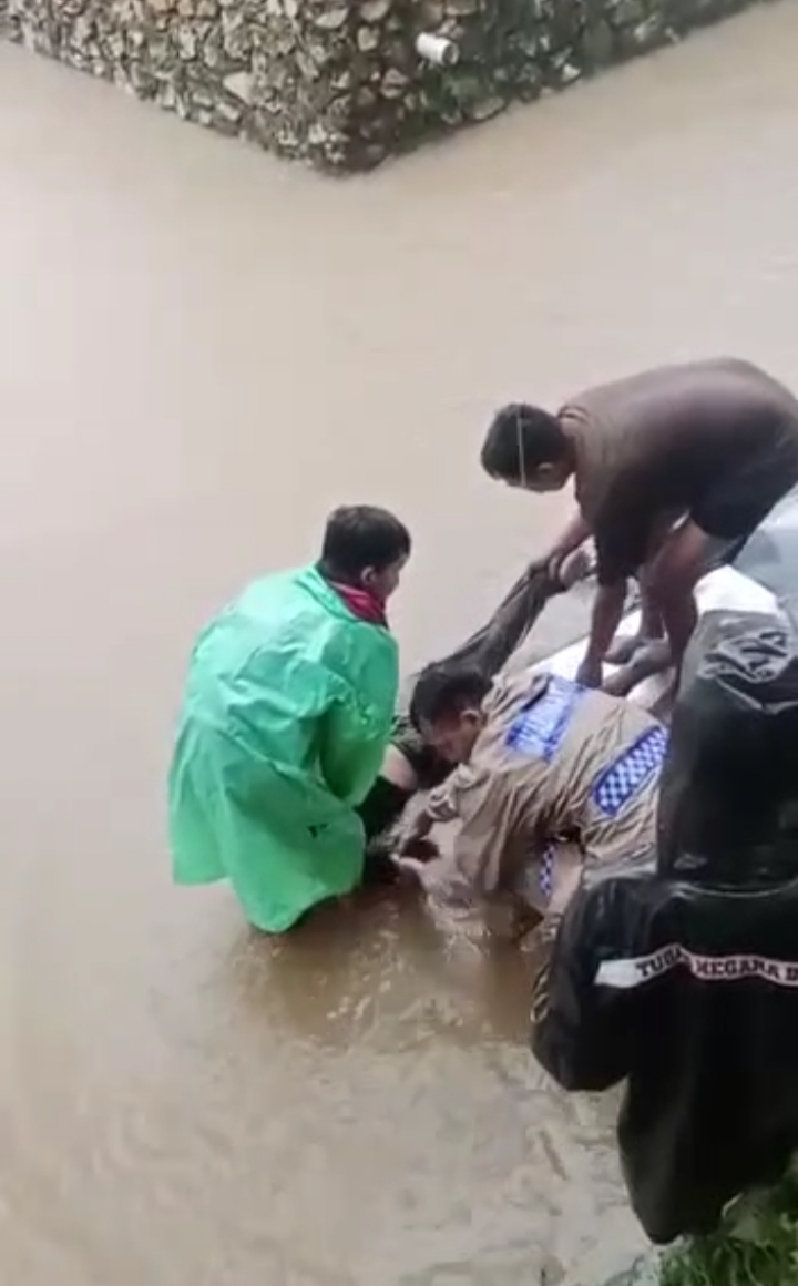 Mobil Tabrak Pohon  lalu Terjun  ke Sungai, Lima Meninggal