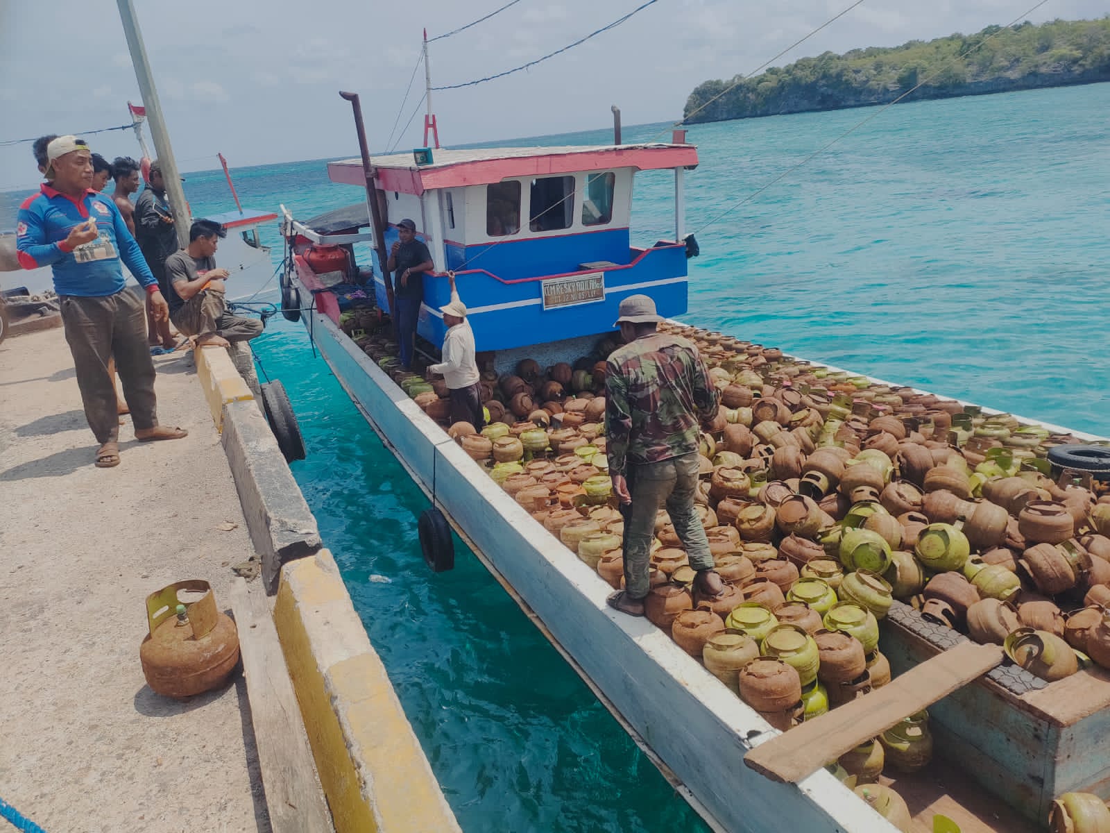 Empat Kapal Pengangkut Tabung Gas Elpiji Akhirnya Tiba di Kepulauan Selayar