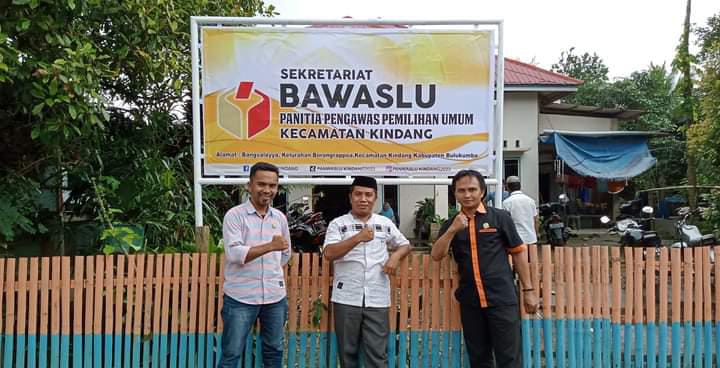 Panwascam Kindang Sebar Spanduk Pengumuman Perekrutan