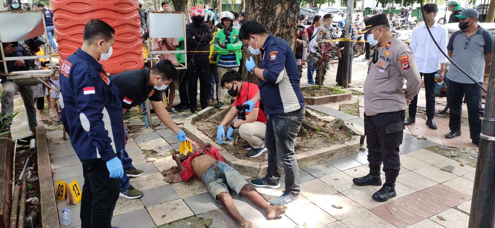 Sesosok Mayat Lelaki Ditemukan Tengkurap di Trotoar