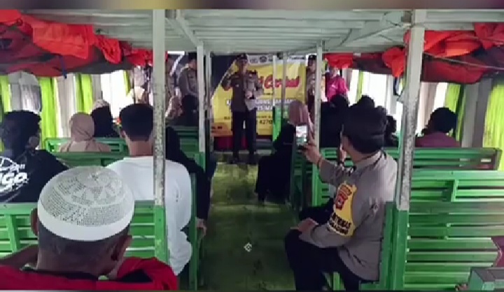 Polsek Ujung Pandang Tertibkan Penumpang Kapal Antarpulau