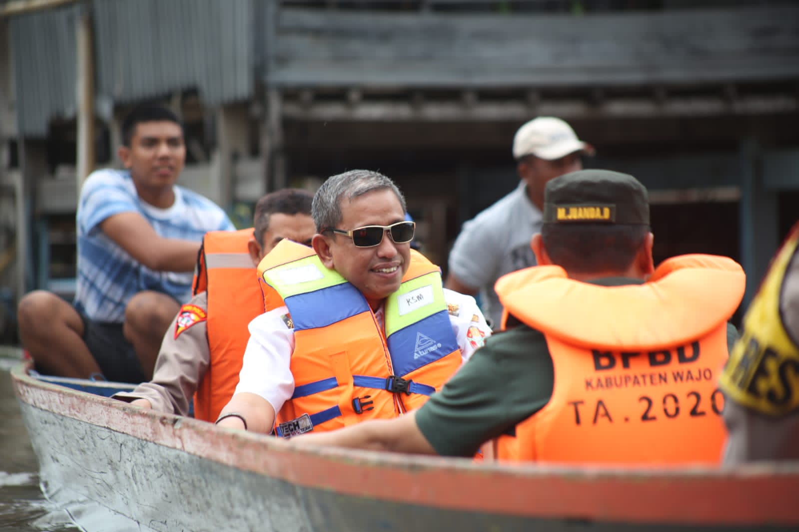 Amran Tinjau Korban Banjir Pakai Perahu Mesin