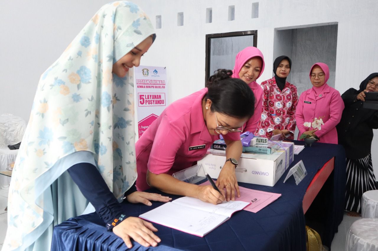 Priska Serahkan Alat Antropometri Untuk Posyandu Kemala Bhayangkari