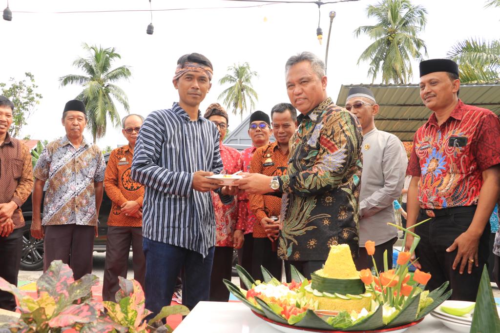 Budiman Hadiri HUT ke-46 Desa Kalaena Kiri
