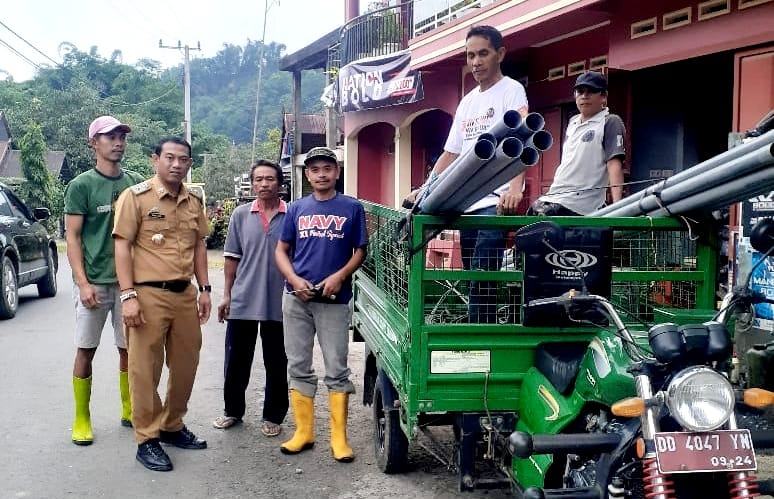 Warga Bontolerung Gotong Royong Perbaiki Talud