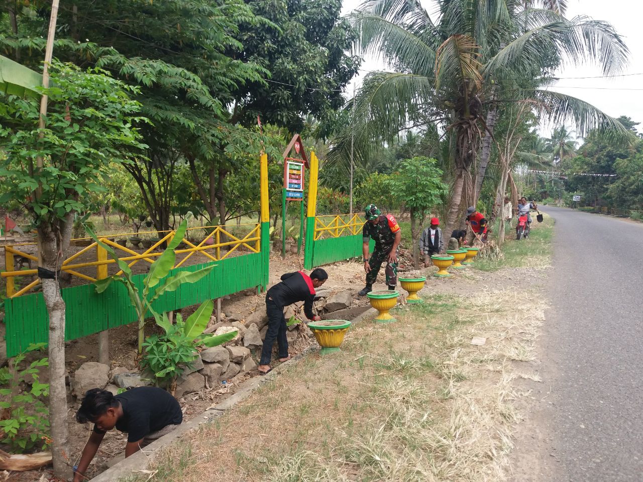 Babinsa Gotong Royong Aksi Bersih-Bersih