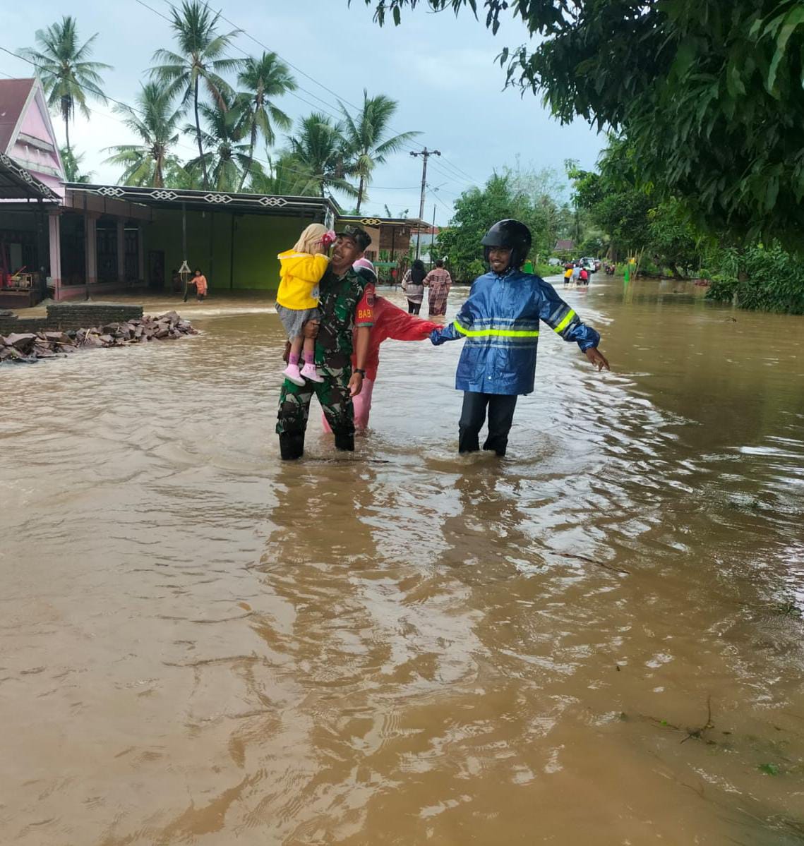 Dandim Bantu Warga Terdampak Banjir