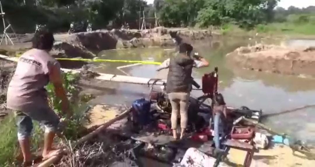Digerebek, Penambang Pasir Panjat  Pohon dan Nyebur ke Danau