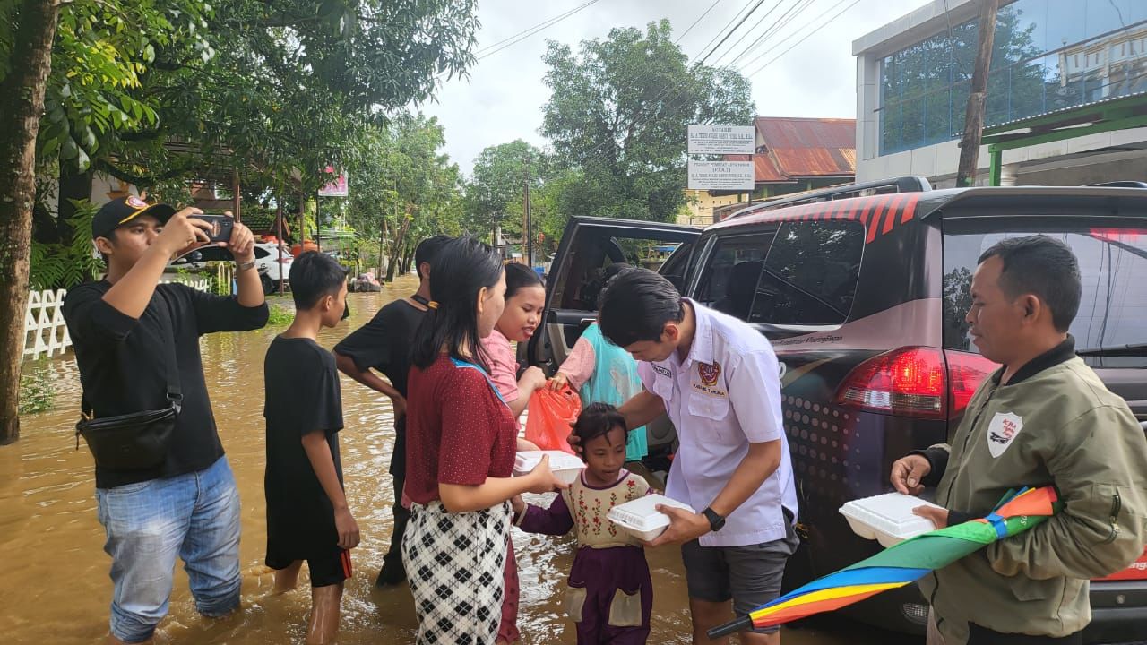 Harmansyah Berkunjun dan Bagi Makanan Pada Lokasi Banjir