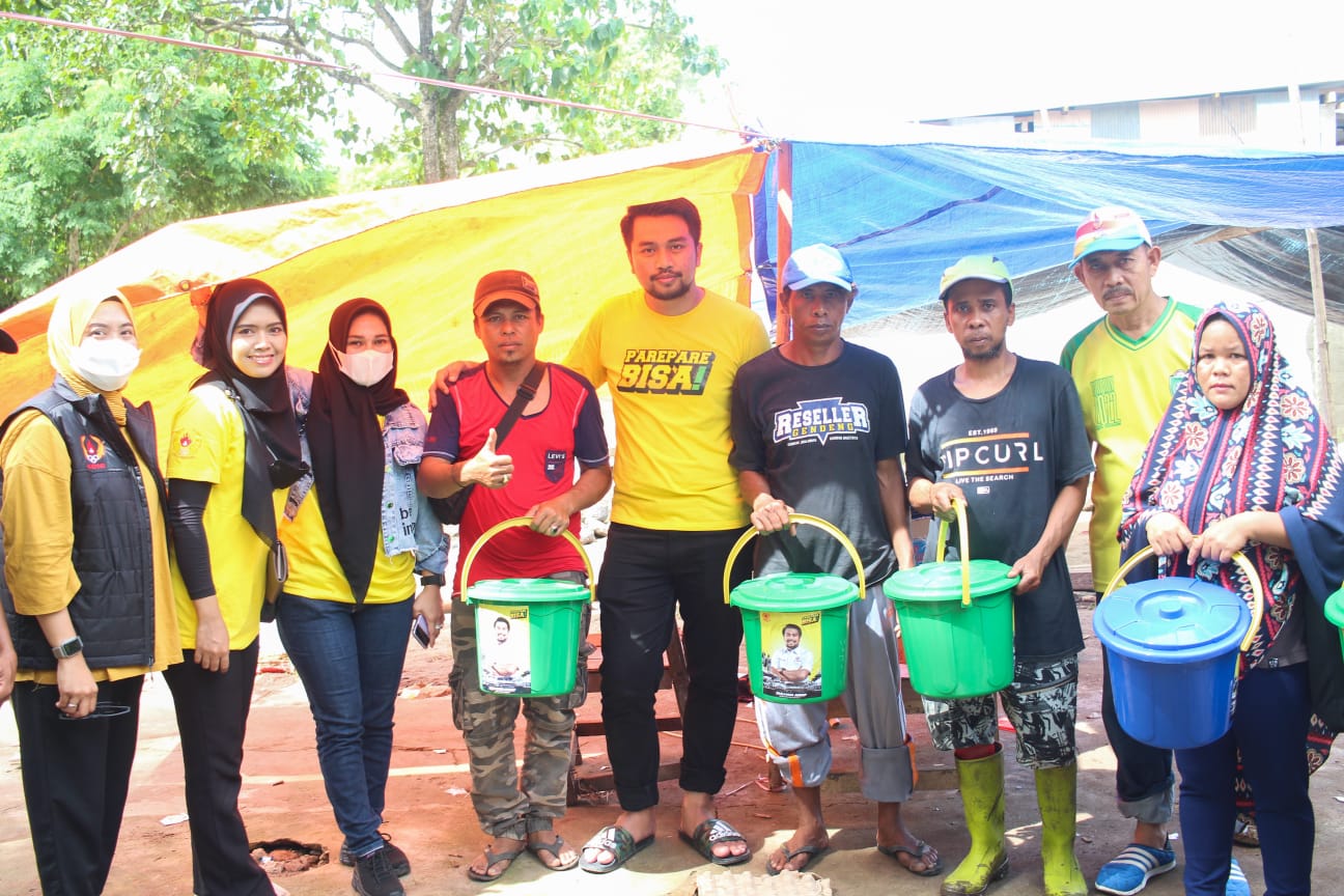 Zulham Arief Serahkan Paket Bantuan ke Korban Banjir