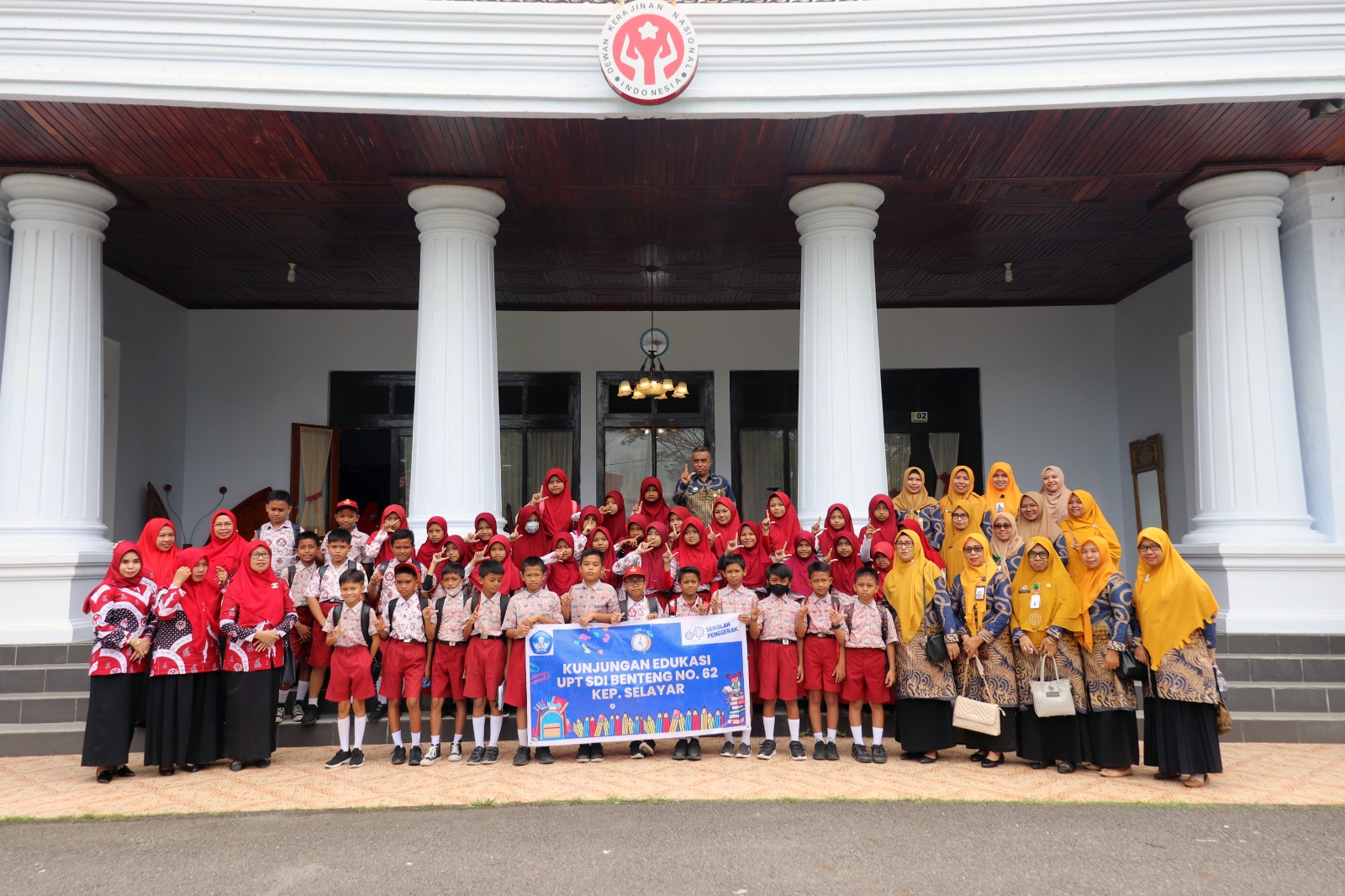 Siswa Kelas V UPT SDI Benteng Kunjungan Edukasi ke Dekranasda