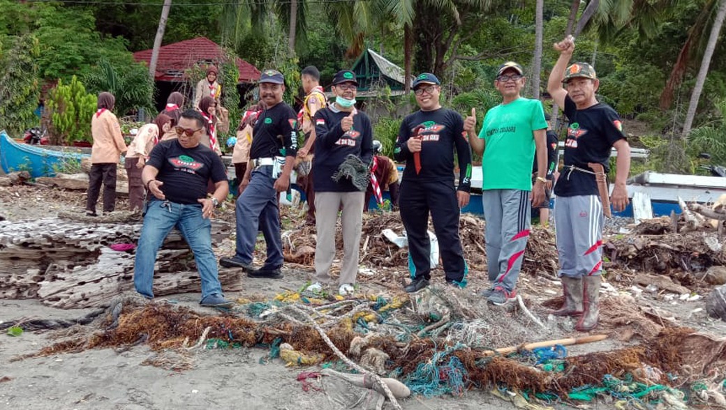 Pengurus RAPI Selayar Bersihkan Sampah di Pesisir Pantai Appabatu