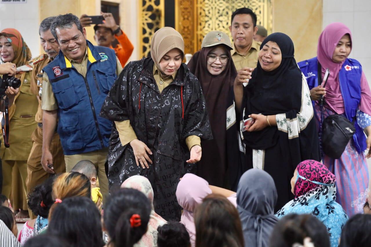 Tinjau Kondisi Pengungsi