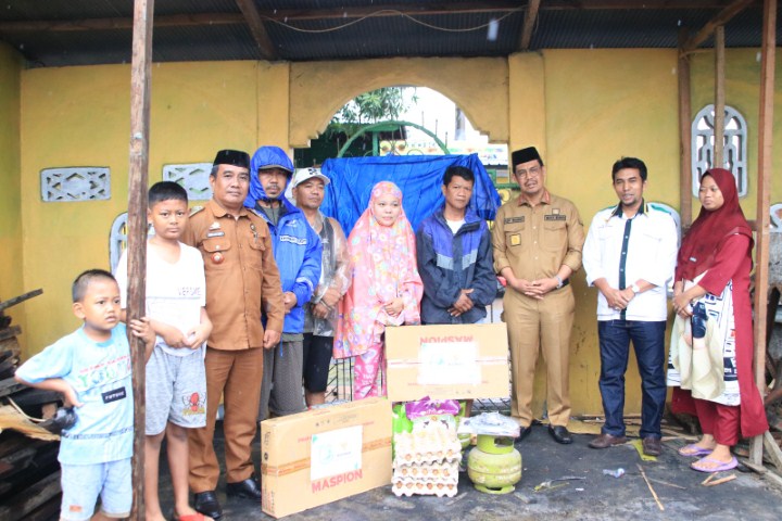 Wabup Edy Serahkan Bantuan Korban Bencana