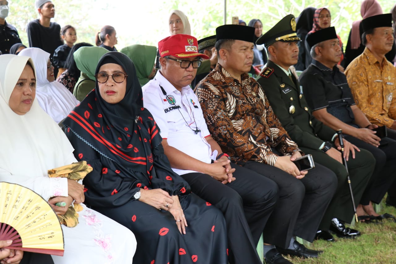 Bupati Hadiri Pemakaman Letkol (Purn) Rochman