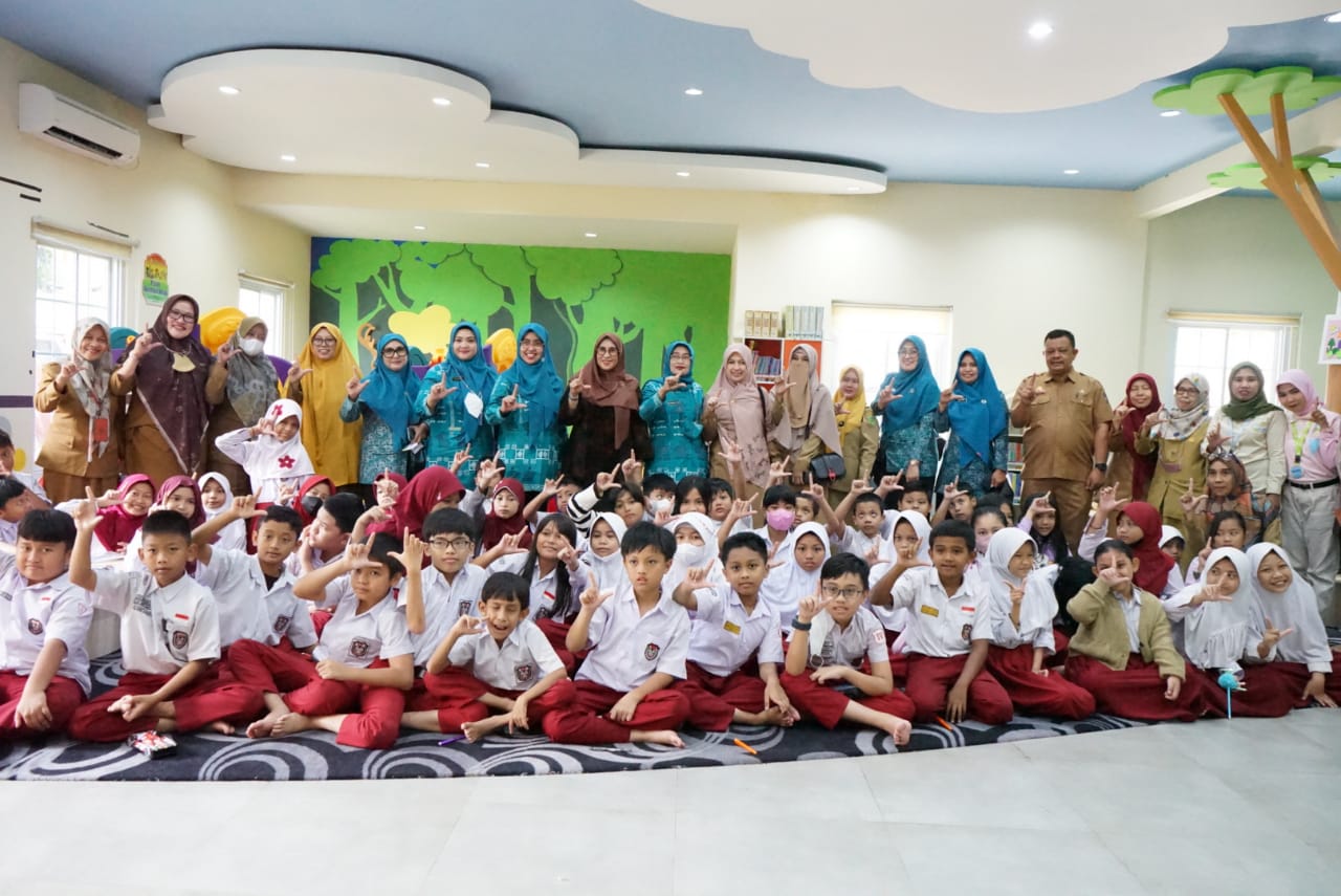 Bunda Literasi Kunjungi Perpustakaan Ibu dan Anak