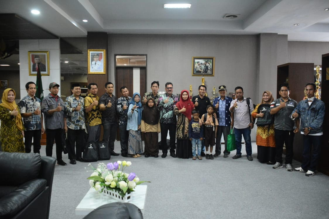 Sekkab Serahkan Bantuan Program ATS