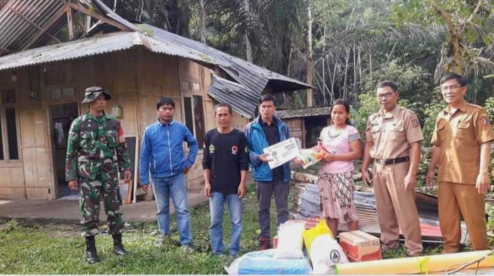 Dinsos Serahkan Bantuan Korban Bencana