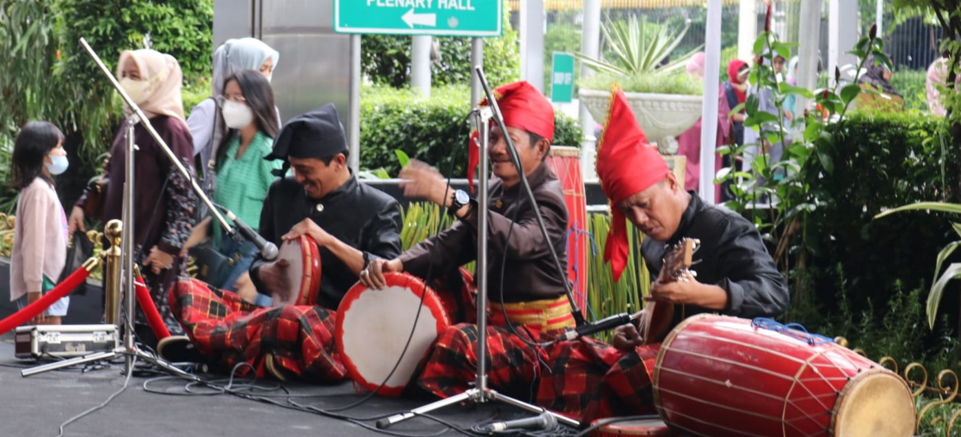 Kelong Batti-Batti Persembahan Dekranasda Selayar Hentak Panggung INACRAFT 2023