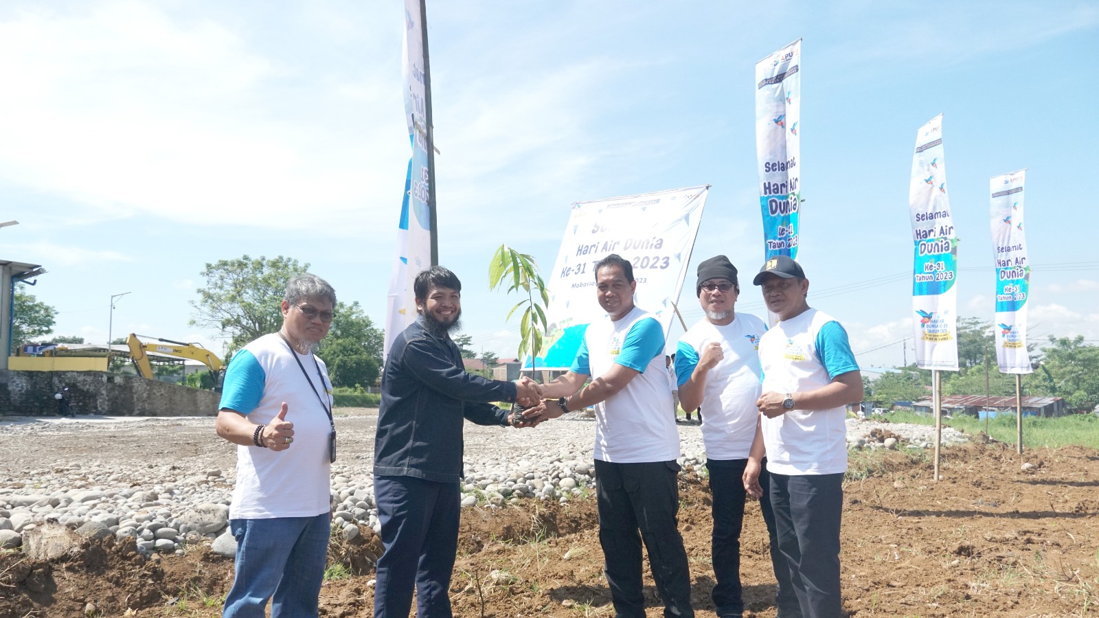 PLN Nusantara Power UPDK Bakaru Serahkan Seribu Bibit Pohon