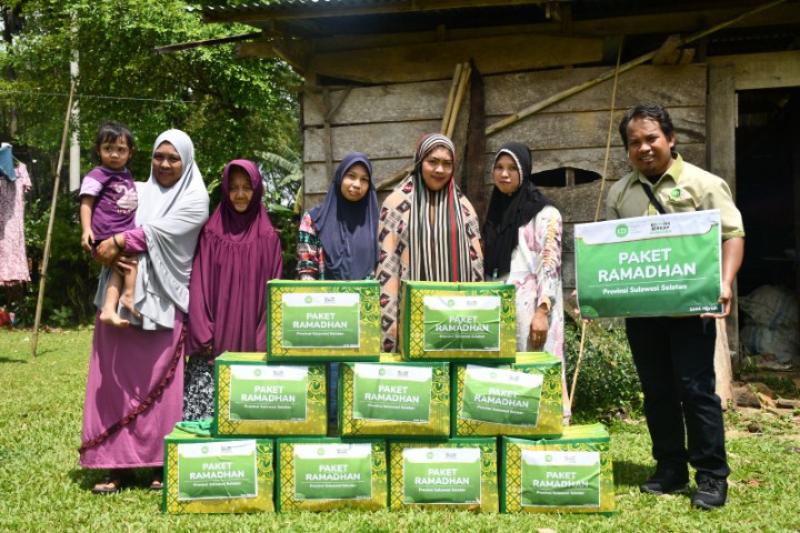 IZI  Salurkan 60 Paket Ramadan di Pesisir Tallo