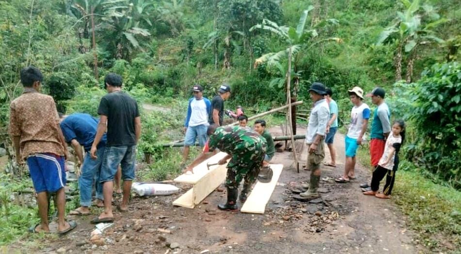 Babinsa Parigi Bersama Warga Gotong Royong Perbaiki Jembatan