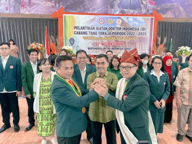 dr Siswanto Lantik Rudhy Ketua IDI Tator