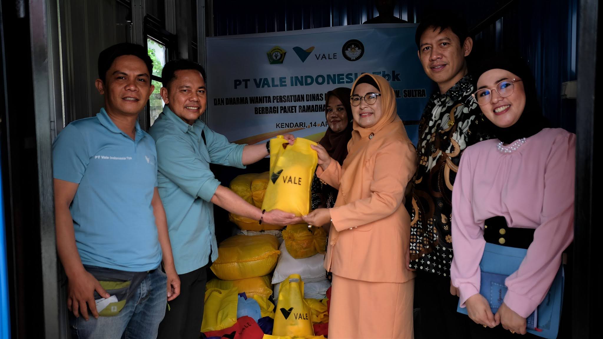 PT Vale Bagikan 2.000 Lebih Paket Sembako Bagi Kaum Dhuafa di Sulawesi Tenggara