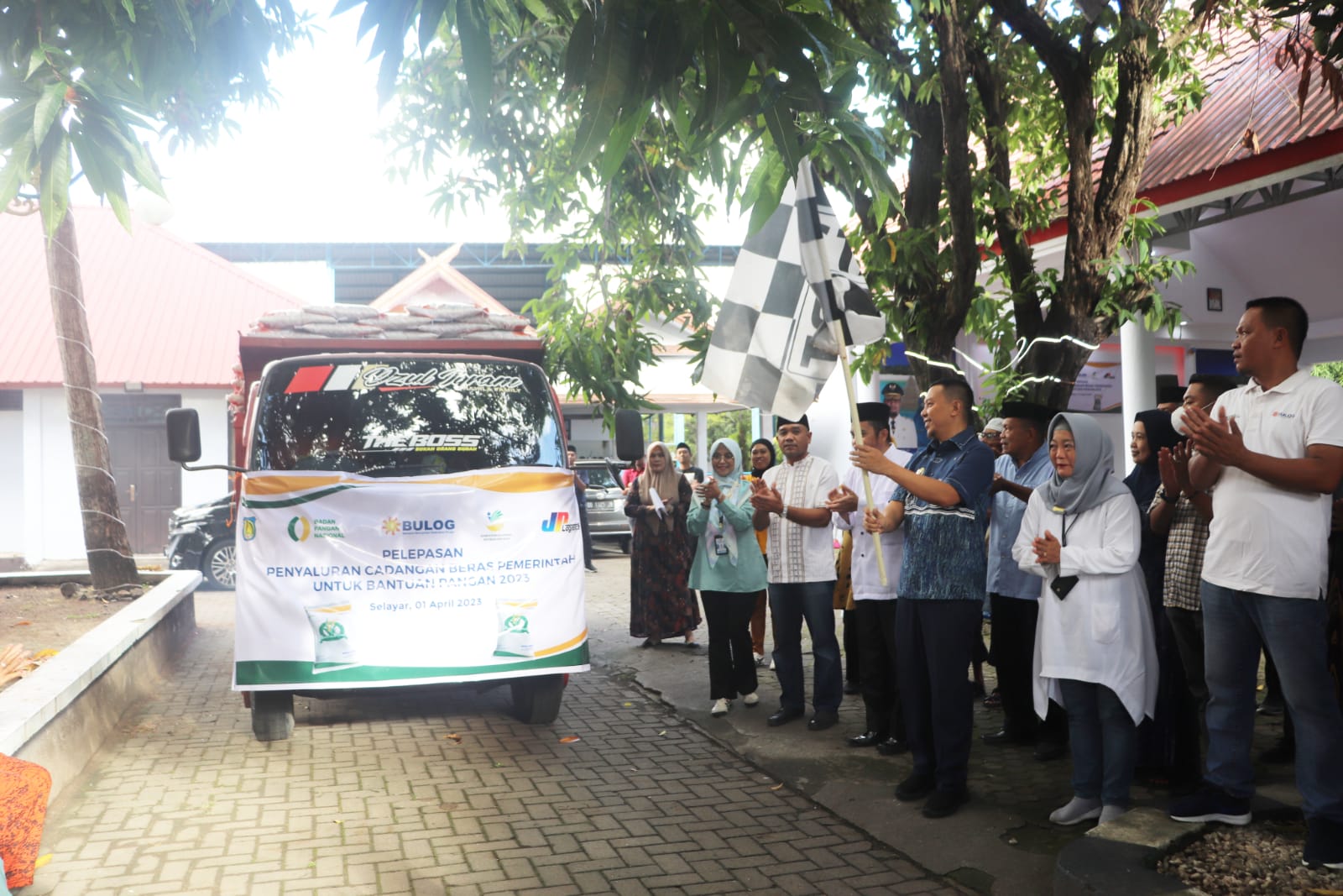Bupati HM Basli Ali Melepas Penyaluran Beras Cadangan Pangan Pemerintah untuk  KPM