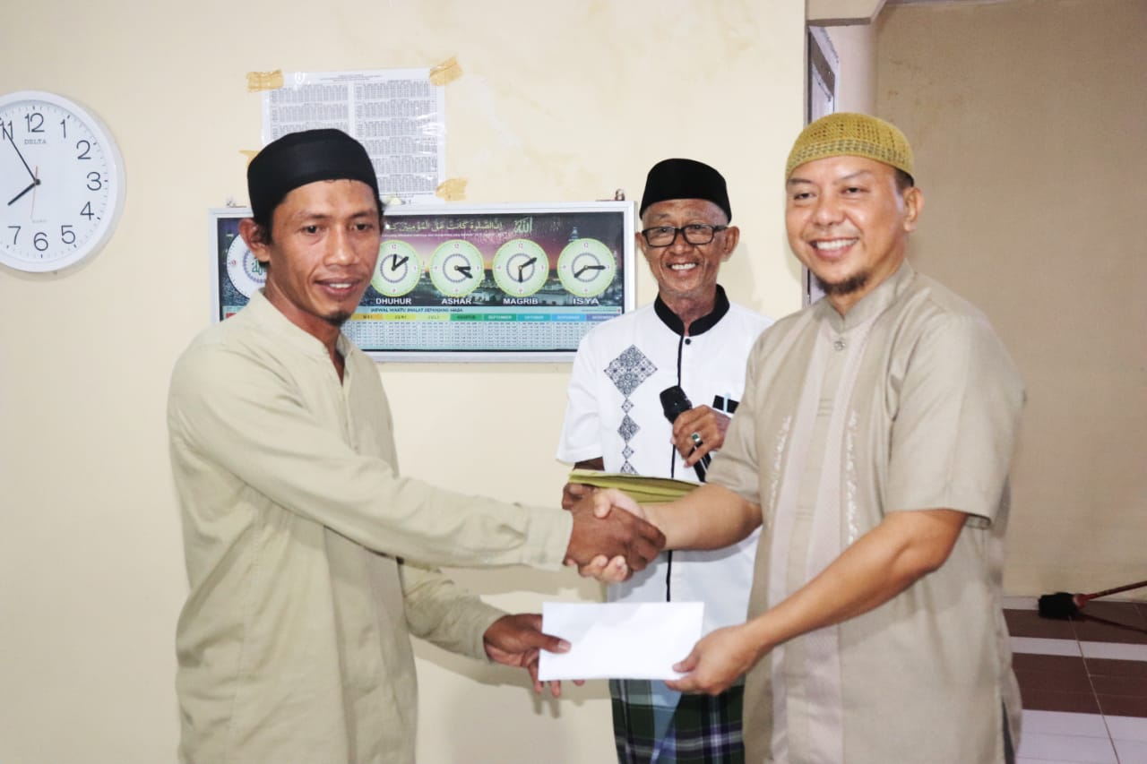Bupati MBA Beri Bantuan Untuk Kemakmuran Masjid Nurul Yaqin Ujung Jampea