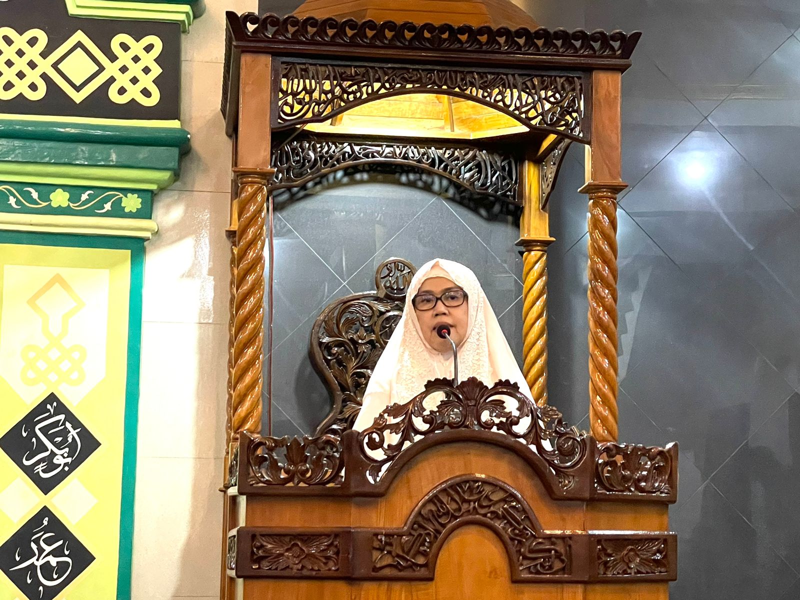 Rektor Majdah Bahas Akhlak saat Ceramah Tarawih di Bantabantaeng