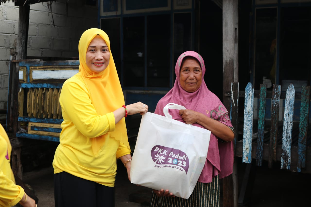 Serentak, TP PKK Selayar Berbagi Paket Ramadan ke Warga Kurang Mampu