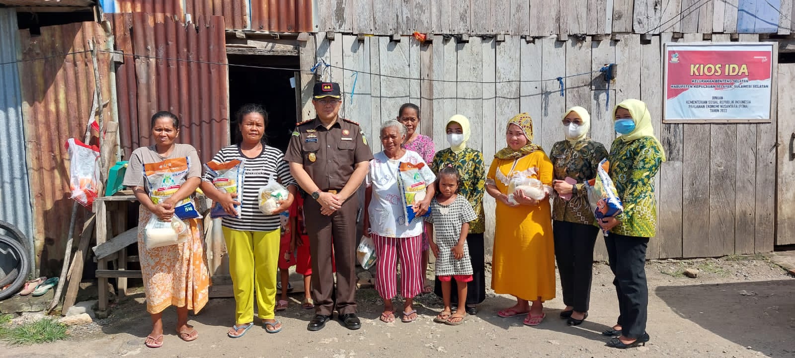 Ramadan, Kejari Selayar Bagikan 50 Paket Sembako ke Warga Kurang Mampu