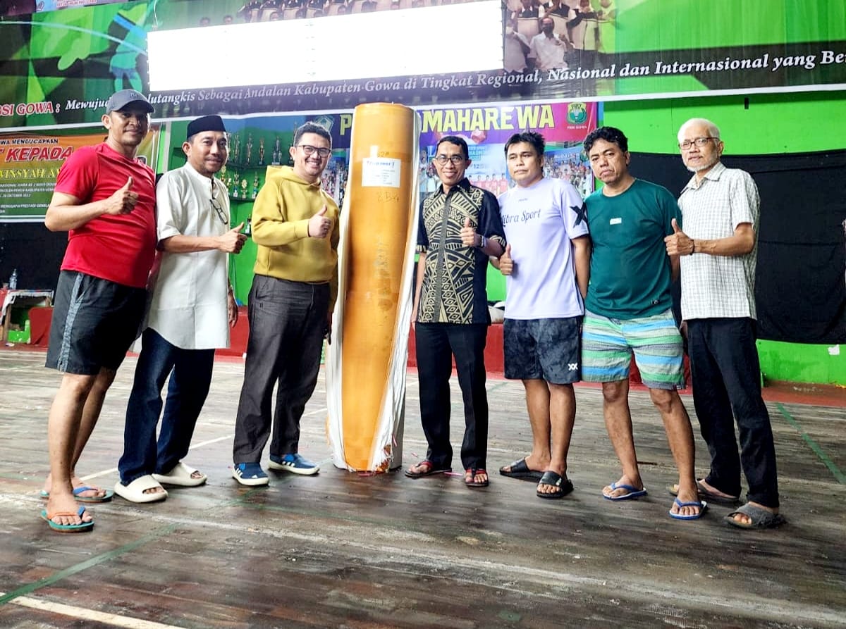 Sekjen PBSI Bantu Karpet Dua Lapangan GOR Gowa