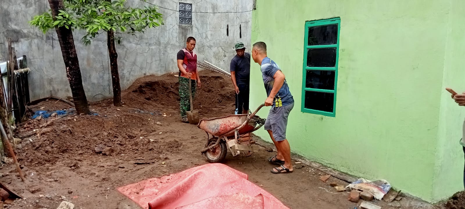 Personel Kodim Gowa Tuntaskan Bedah Rumah Warga Batangkaluku