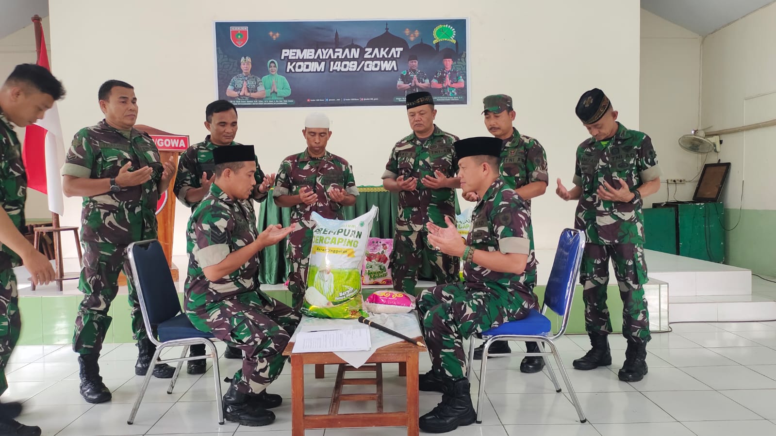 Anggota Kodim Gowa Bayar Zakat Fitrah