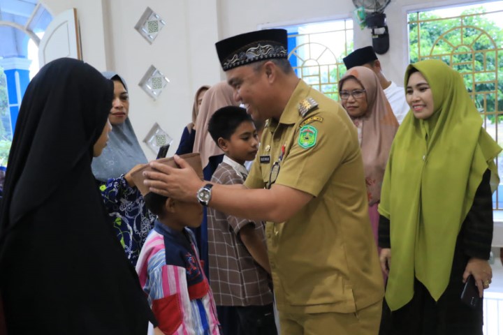 Budiman Serahkan Santunan Bagi Anak Yatim di Masjid Al Amin Desa Margolembo