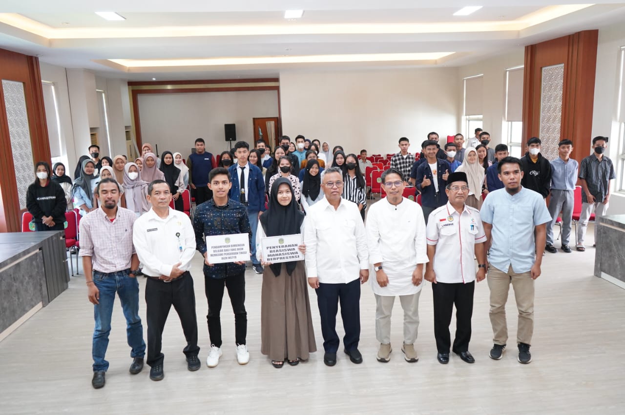 Budiman Serahkan Beasiswa Mahasiswa