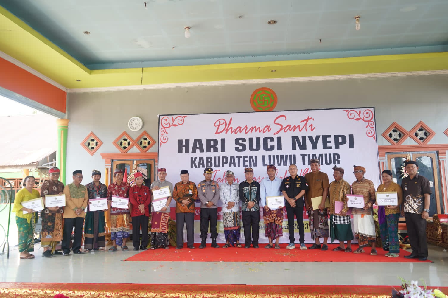 Bupati Serahkan Bantuan Rehab Pura dan Combine