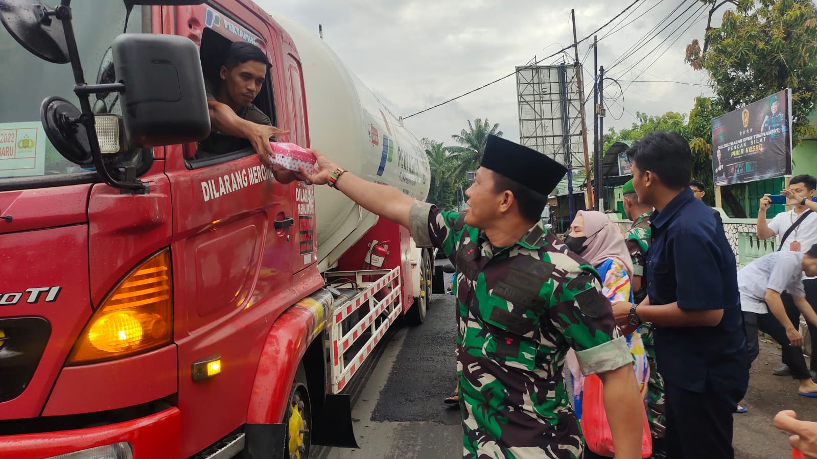 Dandim 1409 Bagi-bagi Takjil ke Pengguna Jalan