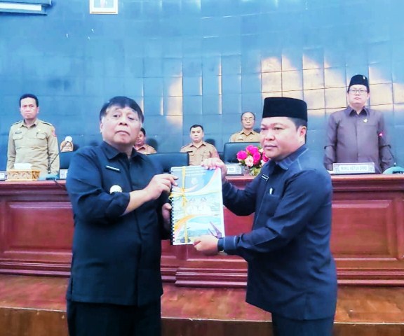 Theo Serahkan LKPJ 2022 ke DPRD