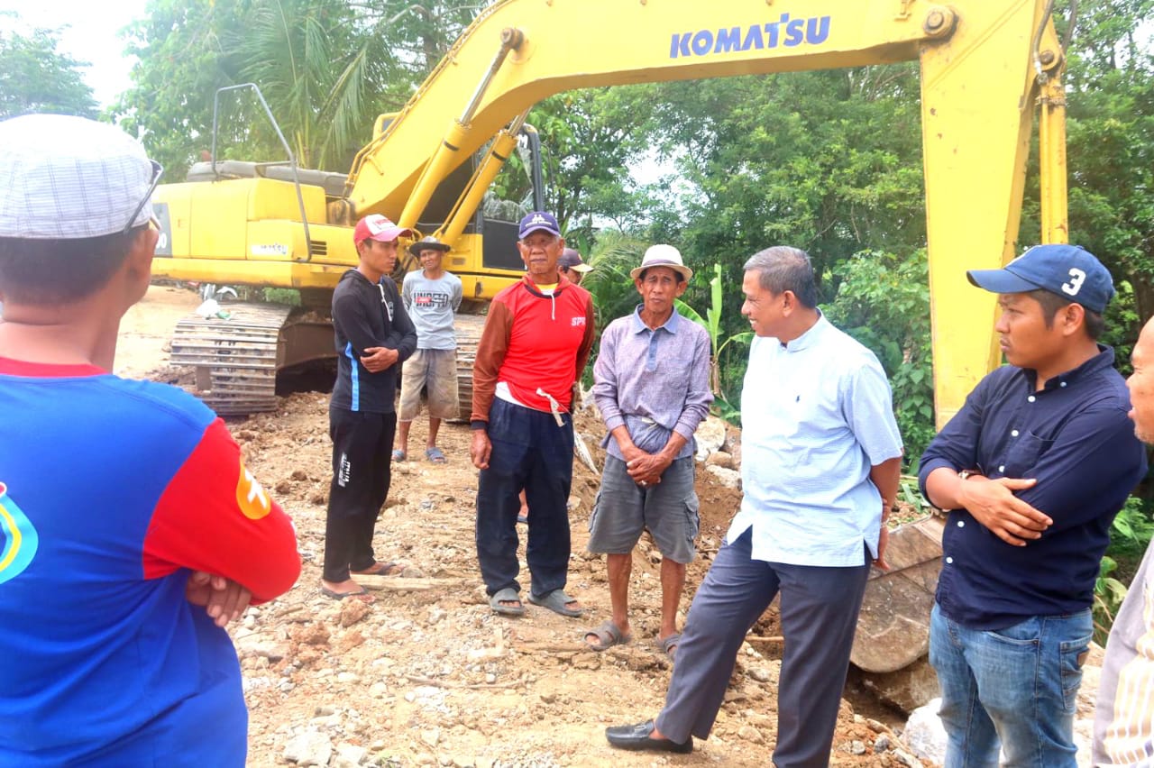 Amran Tinjau Pengerjaan Perkuatan Tebing