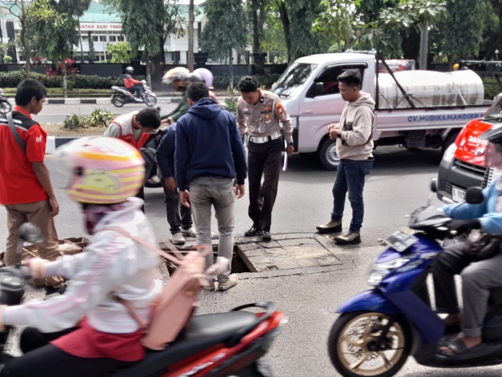 Tabrakan dengan Dua  Mobil, Pemotor Tewas