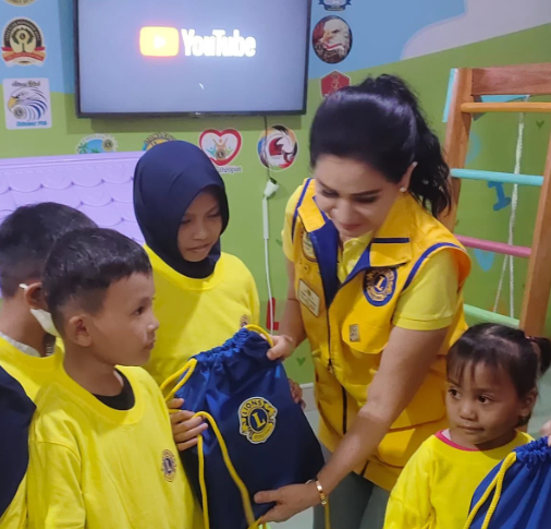 Lion Lianawati Menyalurkan Bantuan di Rumah Sakit