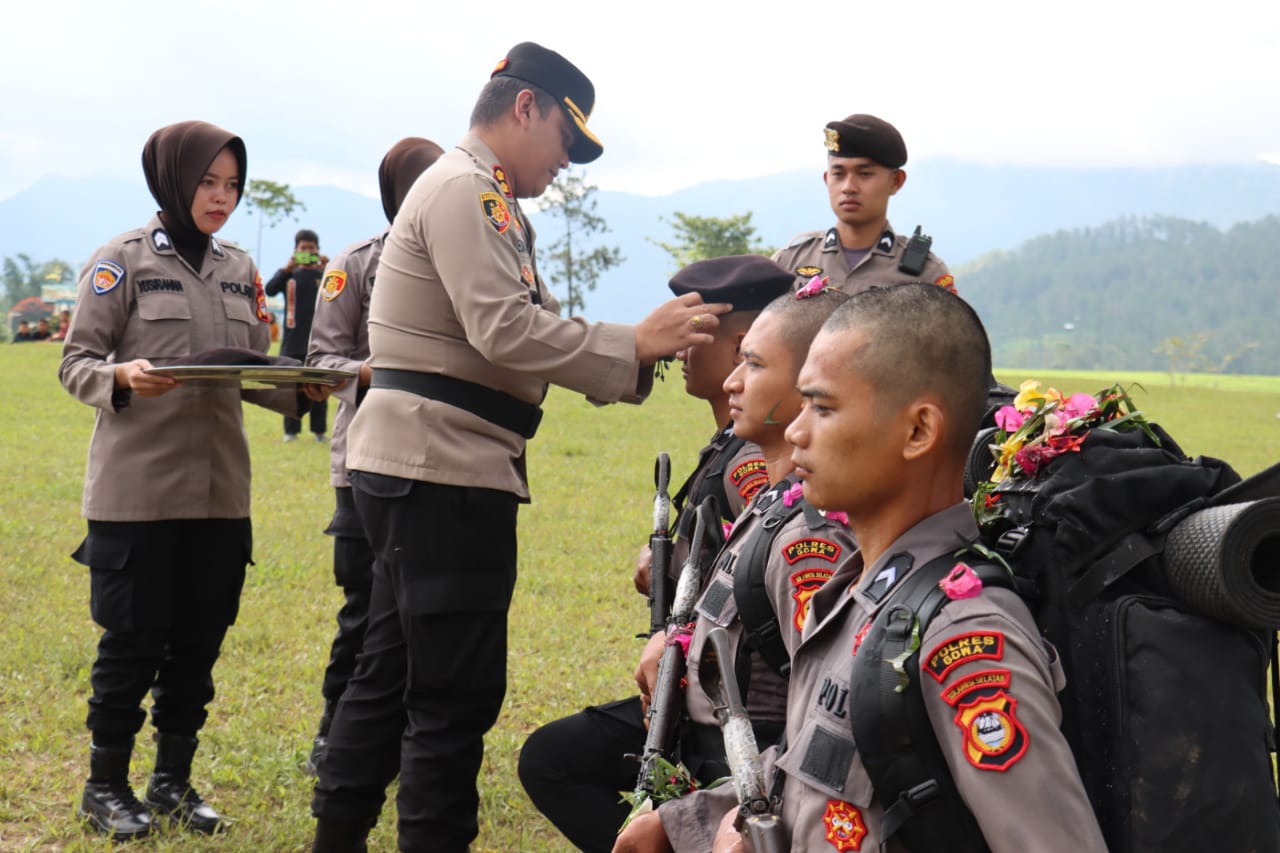 Tradisi Pembaretan Bintara Remaja Penyiraman Air Suci