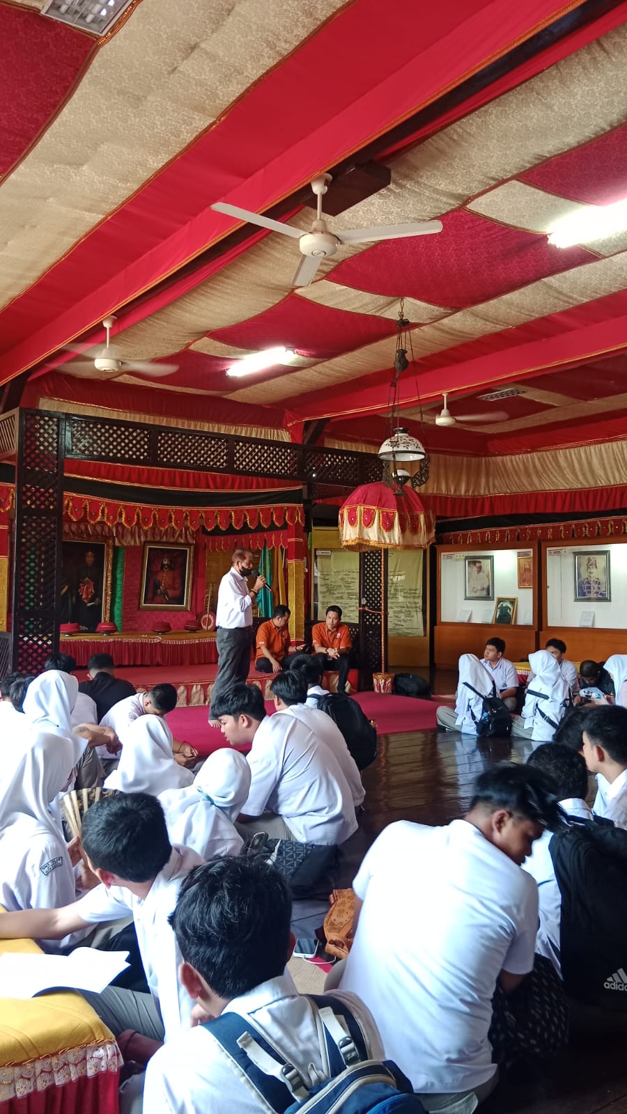Siswa SMA Islam Athirah Bukit Baruga Kunjungi Museum Balla Lompoa
