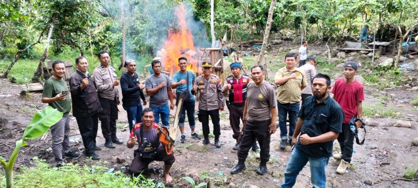 Polisi Bakar Arena Judi Sabung Ayam di Bulukumba