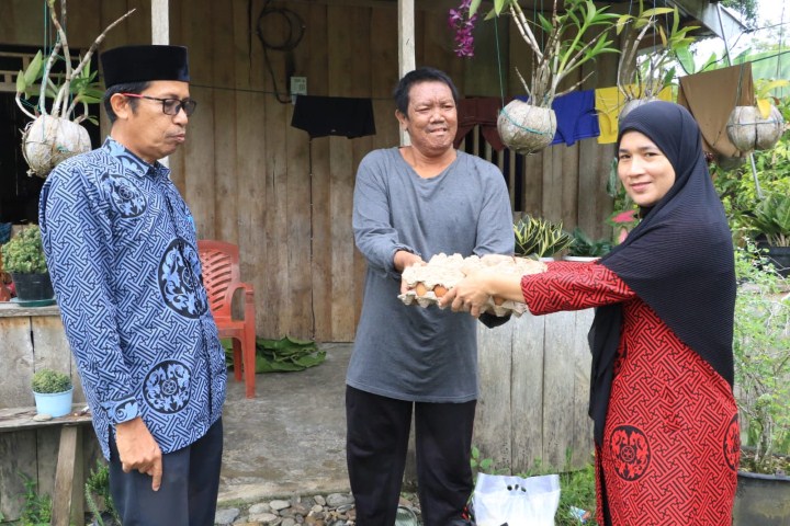 Gerakan Lutim Sedekah Jumat Sisir Desa Tampinna